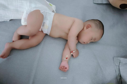 丹东宝宝拍嗝的正确方法